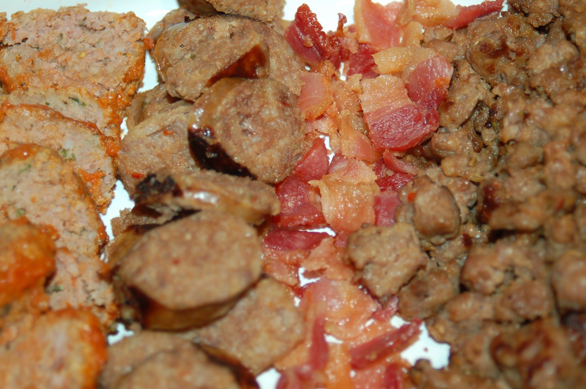 bacon, sausage and ground beef pizza toppings