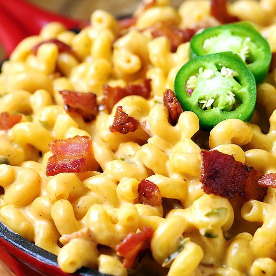 bowl of jalapeno popper bacon mac and cheese