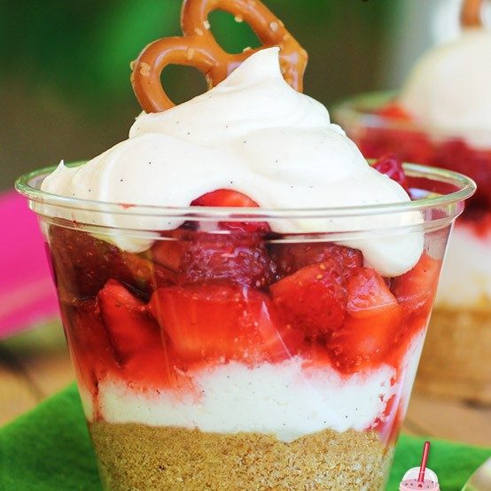 strawberry pretzel sandbar dessert cups