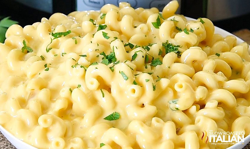 slow cooker creamy mac and cheese closeup