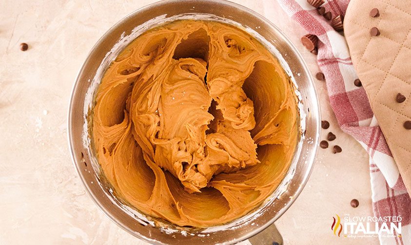 peanut butter frosting mixture in glass bowl