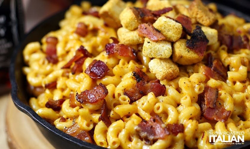 whiskey mac and cheese with bacon in cast iron skillet