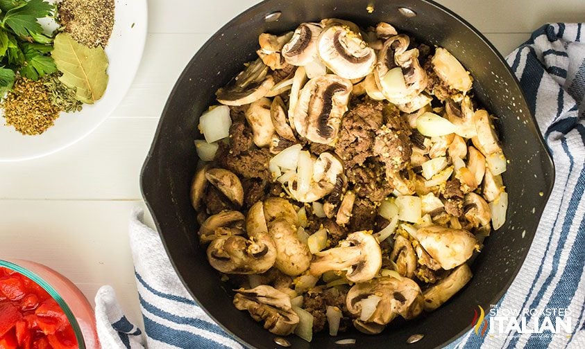 Ground beef, mushrooms, onions and garlic in a skillet.