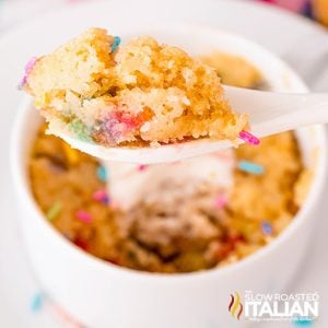 golden oreo mug cake, closeup