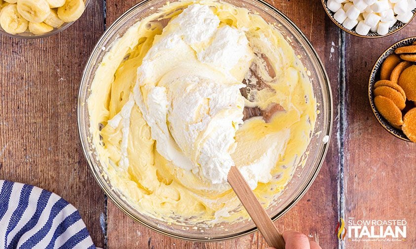 making banana pudding recipe in bowl