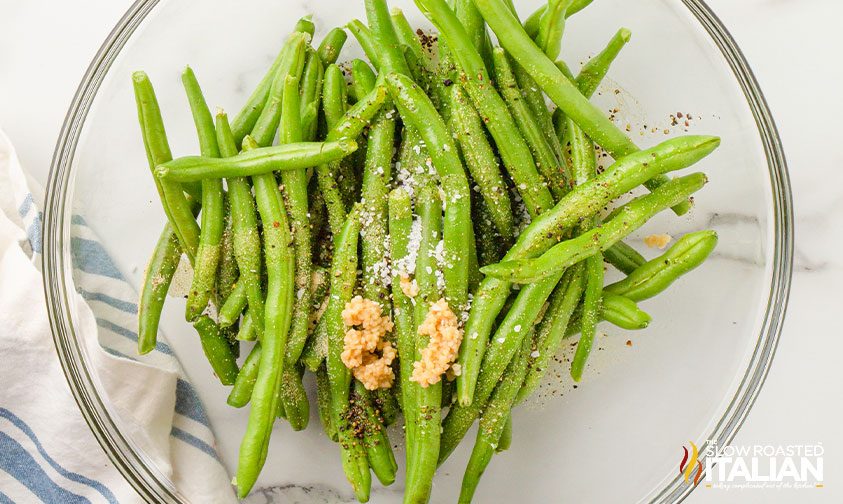bowl of green beans with seasoning
