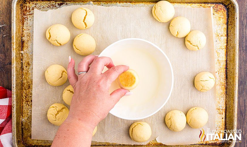 dipping cookies in glaze