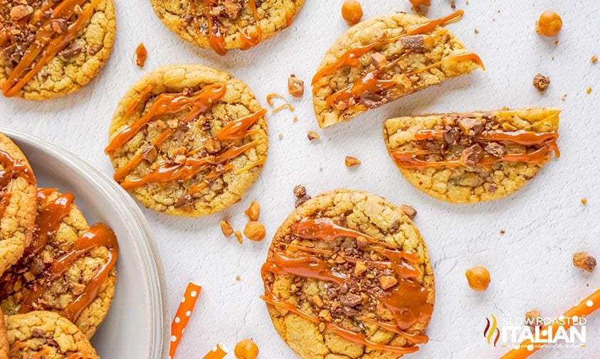 toffee caramel cookies with caramel sauce