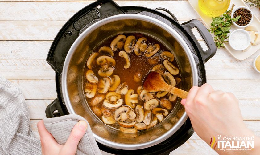mushrooms and beef broth in instant pot