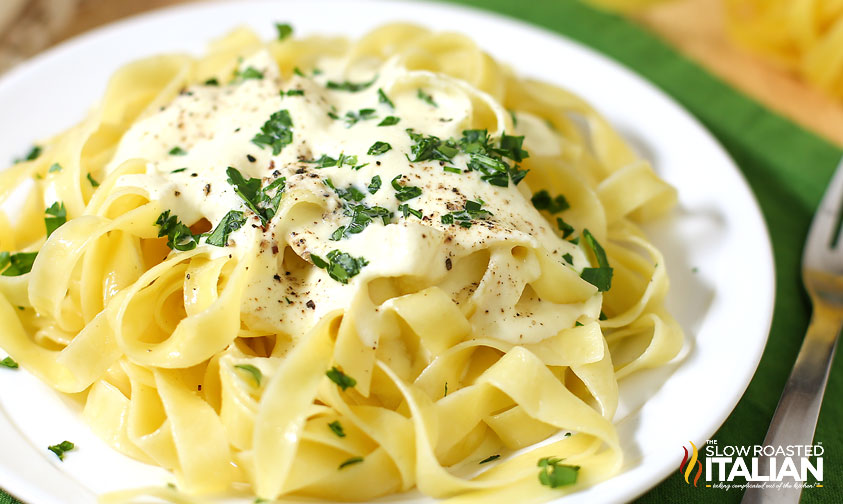 plate of olive garden alfredo sauce over fettucine