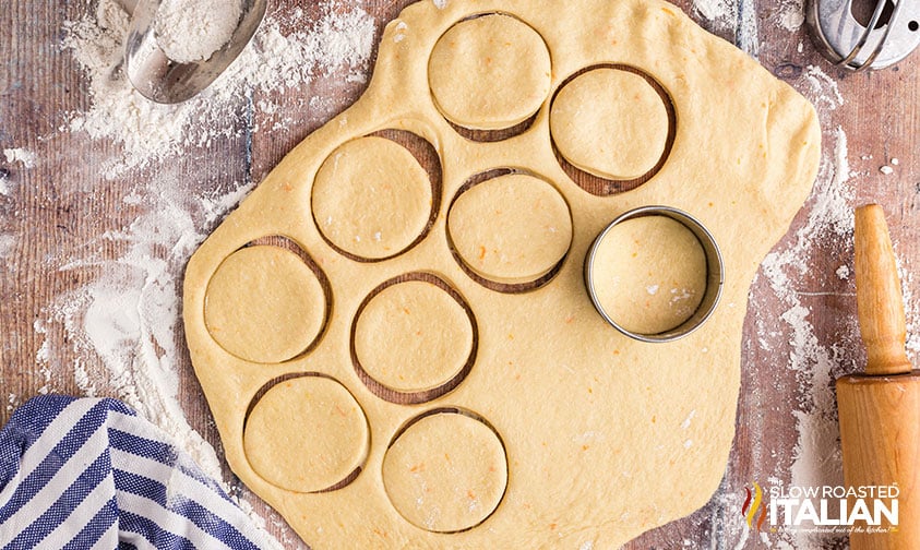cutting circles of dough for bomboloni recipe