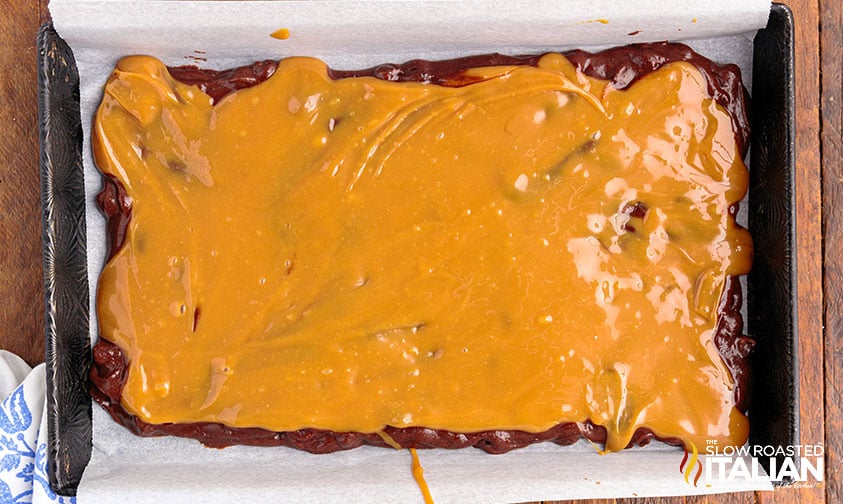 layer of caramel sauce on chocolate brownies