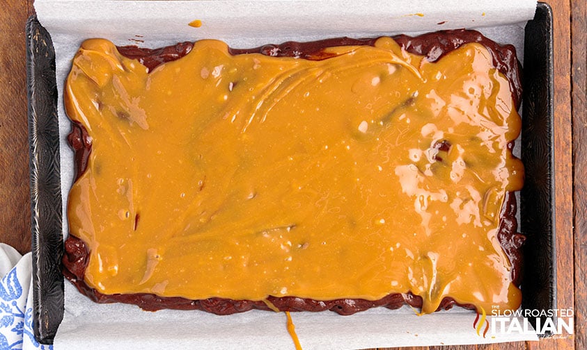 layer of caramel sauce on layered dessert