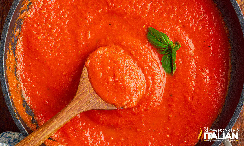 pomodoro sauce close up with basil leaves