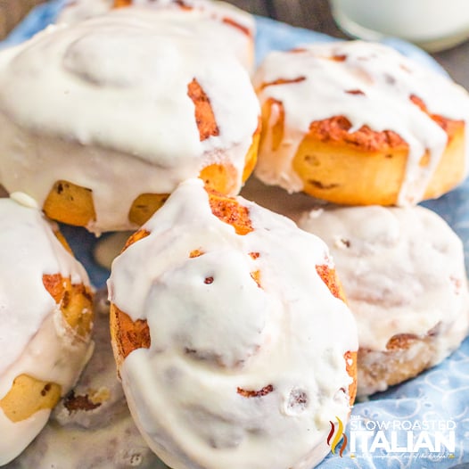 Pillsbury cinnamon rolls in air fryer.