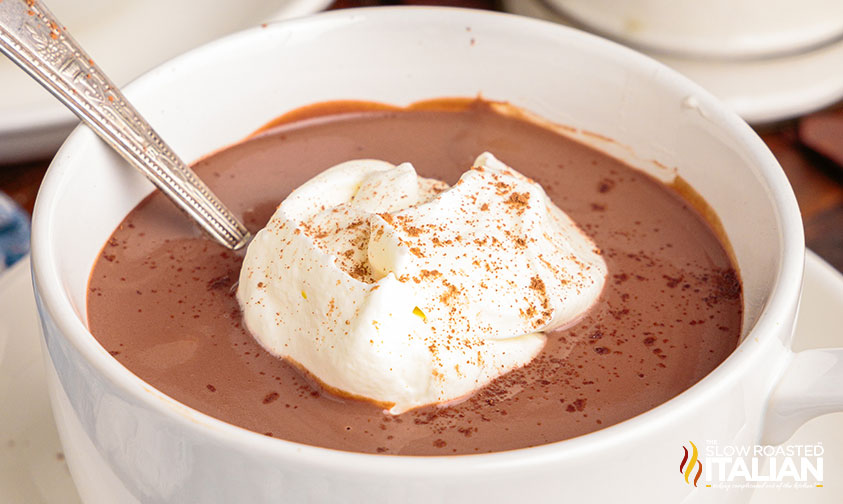 cioccolata calda in mug.