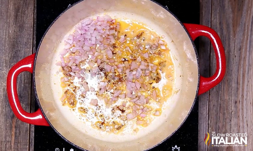 shallot and garlic in pot.