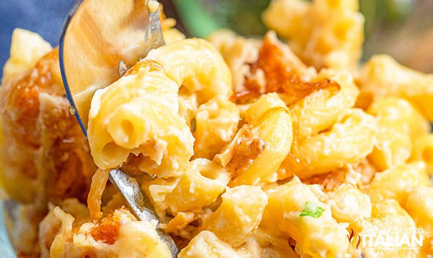 close up: scooping caramelized onion mac and cheese