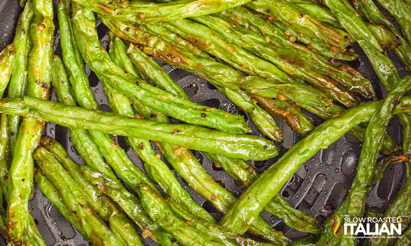 close up of cooked green beans in air fryer