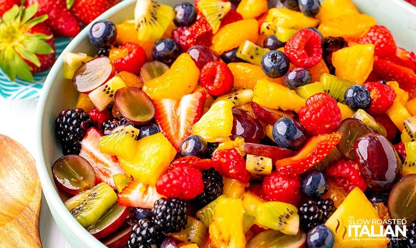close up: bowl of vanilla fruit salad