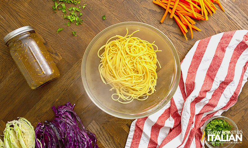 cooked spaghetti in a glass bowl