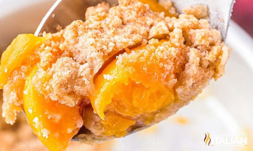 close up: spoonful of peach crisp