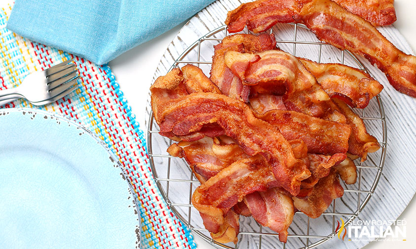 cooked strips of bacon on round wire rack