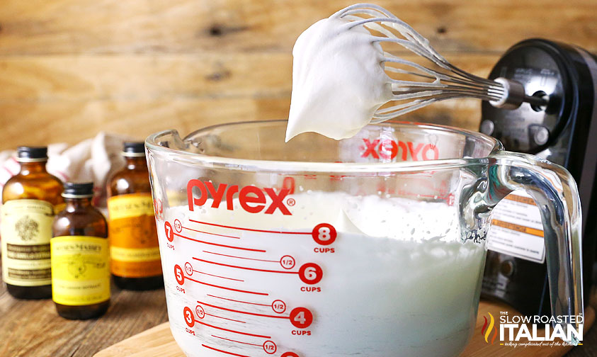 Pyrex 4 cup Measuring Cup - Whisk