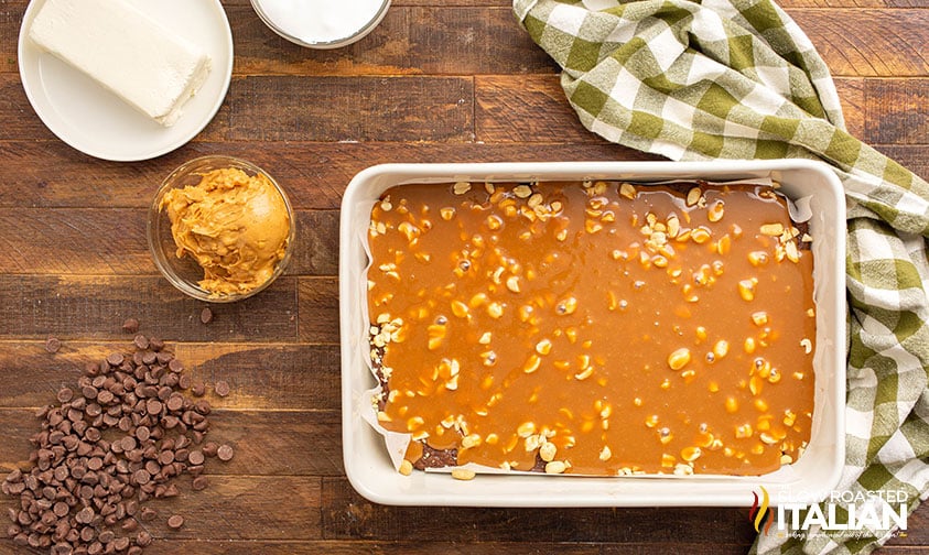 caramel sauce on top of baked brownies