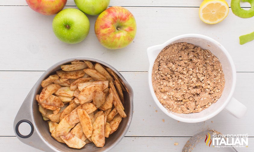 sliced apples and oat mixture