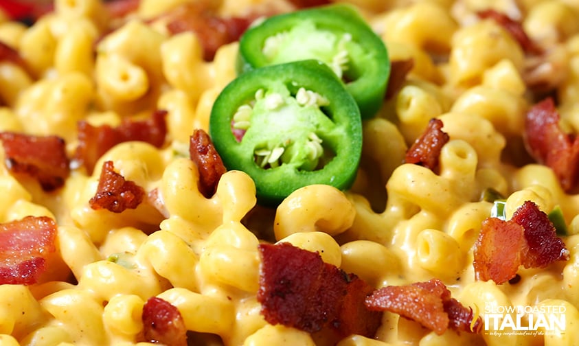 closeup of jalapeno popper bacon mac and cheese