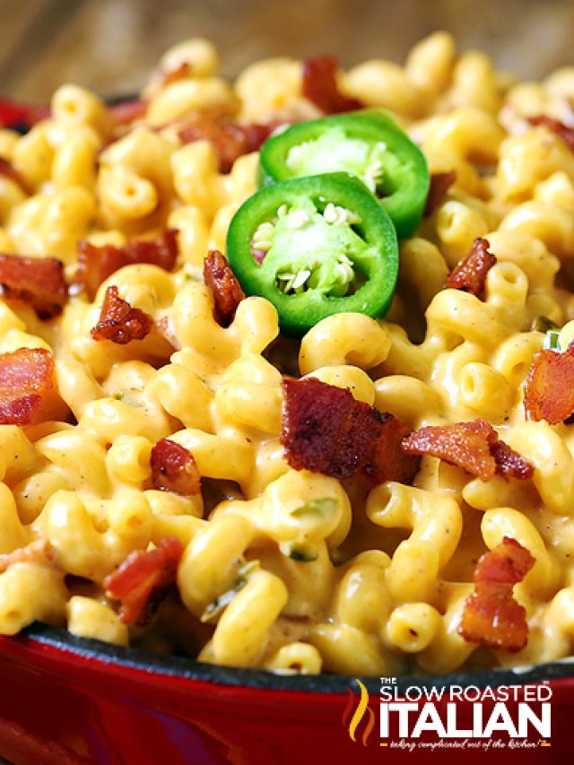 bowl of jalapeno popper bacon mac and cheese