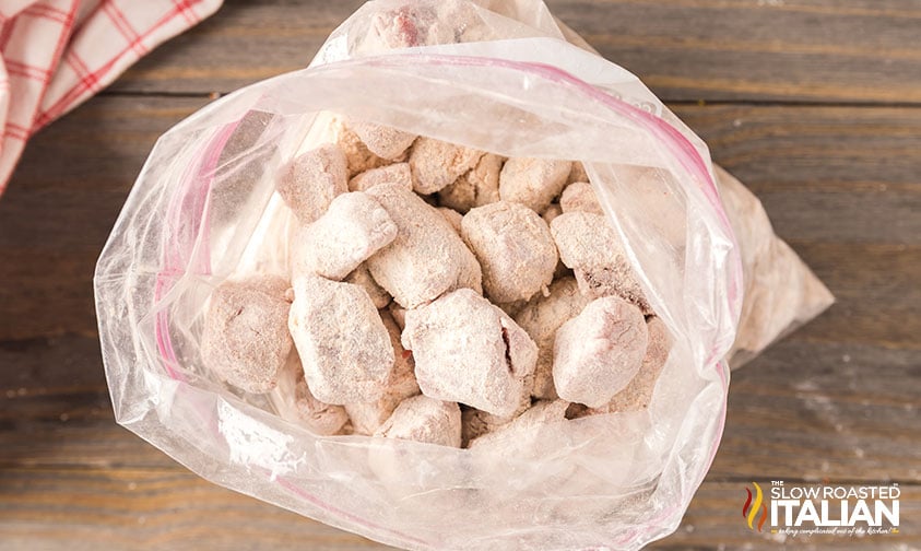 coating beef in flour and seasoning