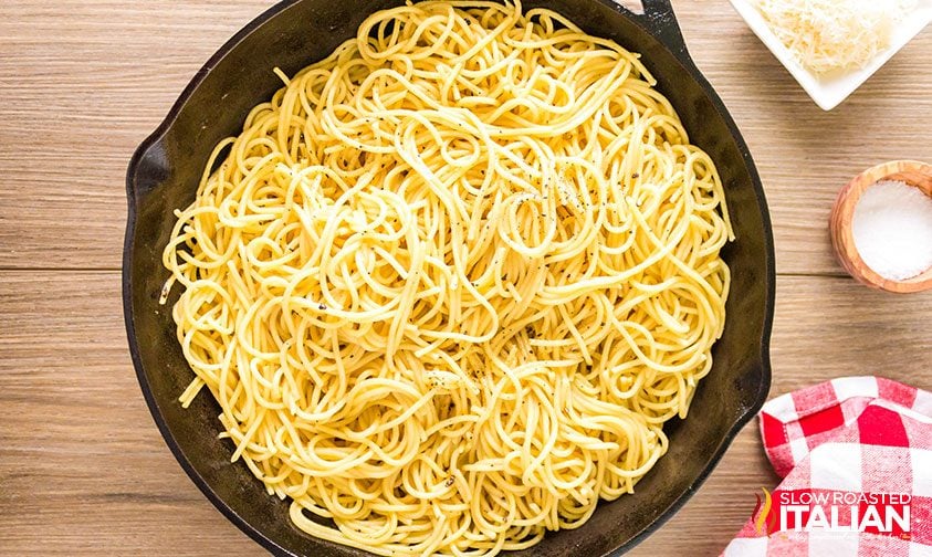 spaghetti with ground pepper in cast iron skillet