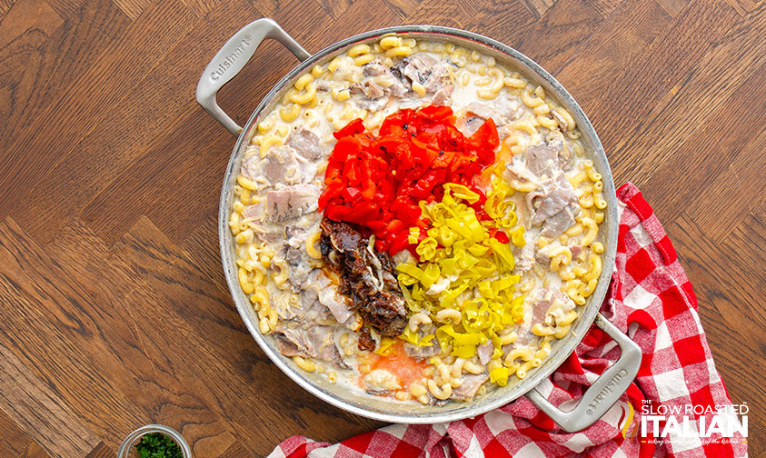 adding chopped peppers to steak mac and cheese