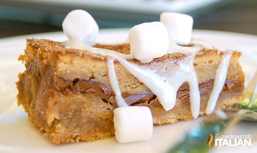 closeup of a s'mores bars with marshmallows