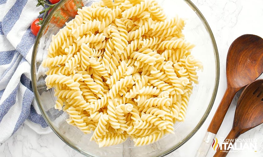 clear bowl of cooked rotini pasta