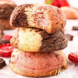 closeup of 3 stacked Neapolitan cookies